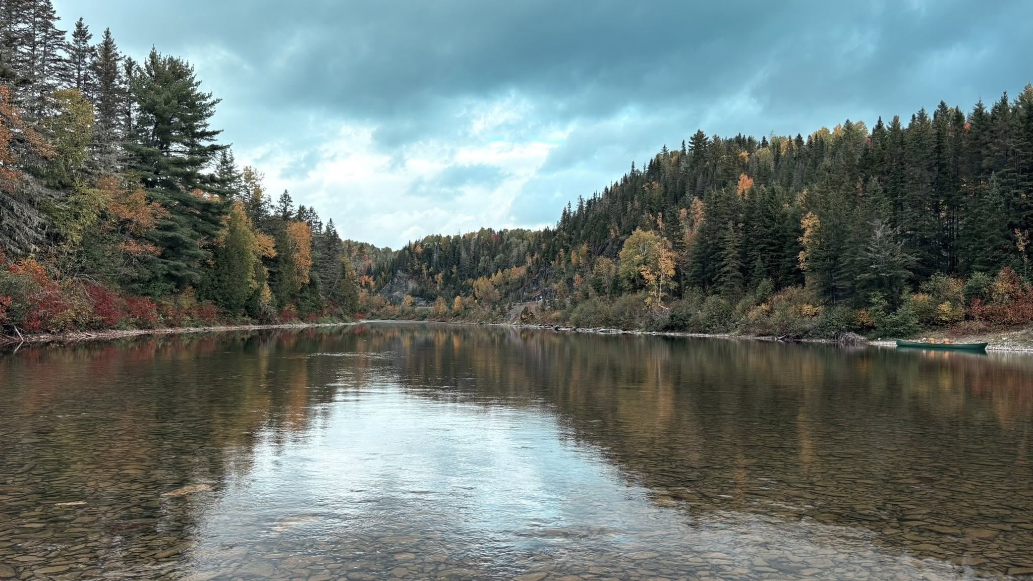 Une scène d'automne sur la rivière Matapédia à la fosse Alice - Photo Éric Meunier - Alice Pool on the Matapedia River is always photogenic during the fall.