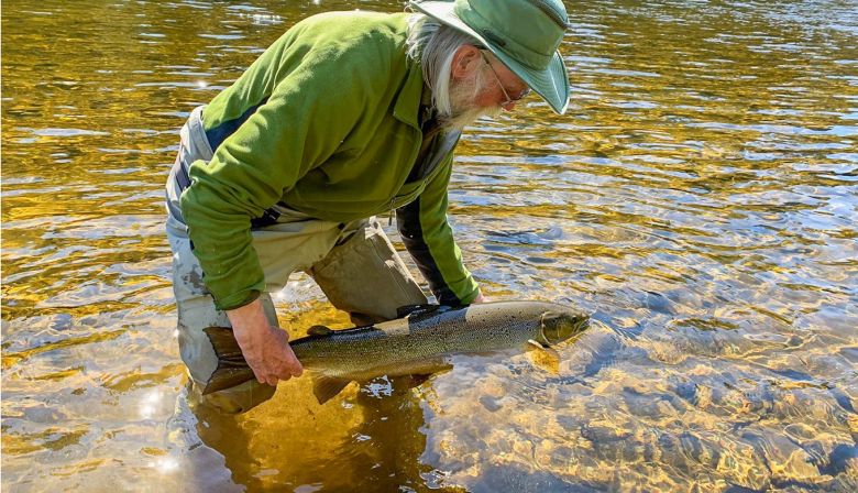 1360-Eden-Bromfield-gracie-une-torpille-dautomne-sur-la-Madeleine-photo-Don-Bourgouin-Eden-Bromfield-releases-a-fine-September-Madeleine-River-s