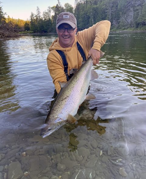 990-Éric-Poirier-releases-a-spectacular-speciemen-for-the-P-Cascapedia-Photo-Serge-Beaulieu-Belle-prise-par-Éric-Poirier-sur-la-rivière.Petite-Cascapédia