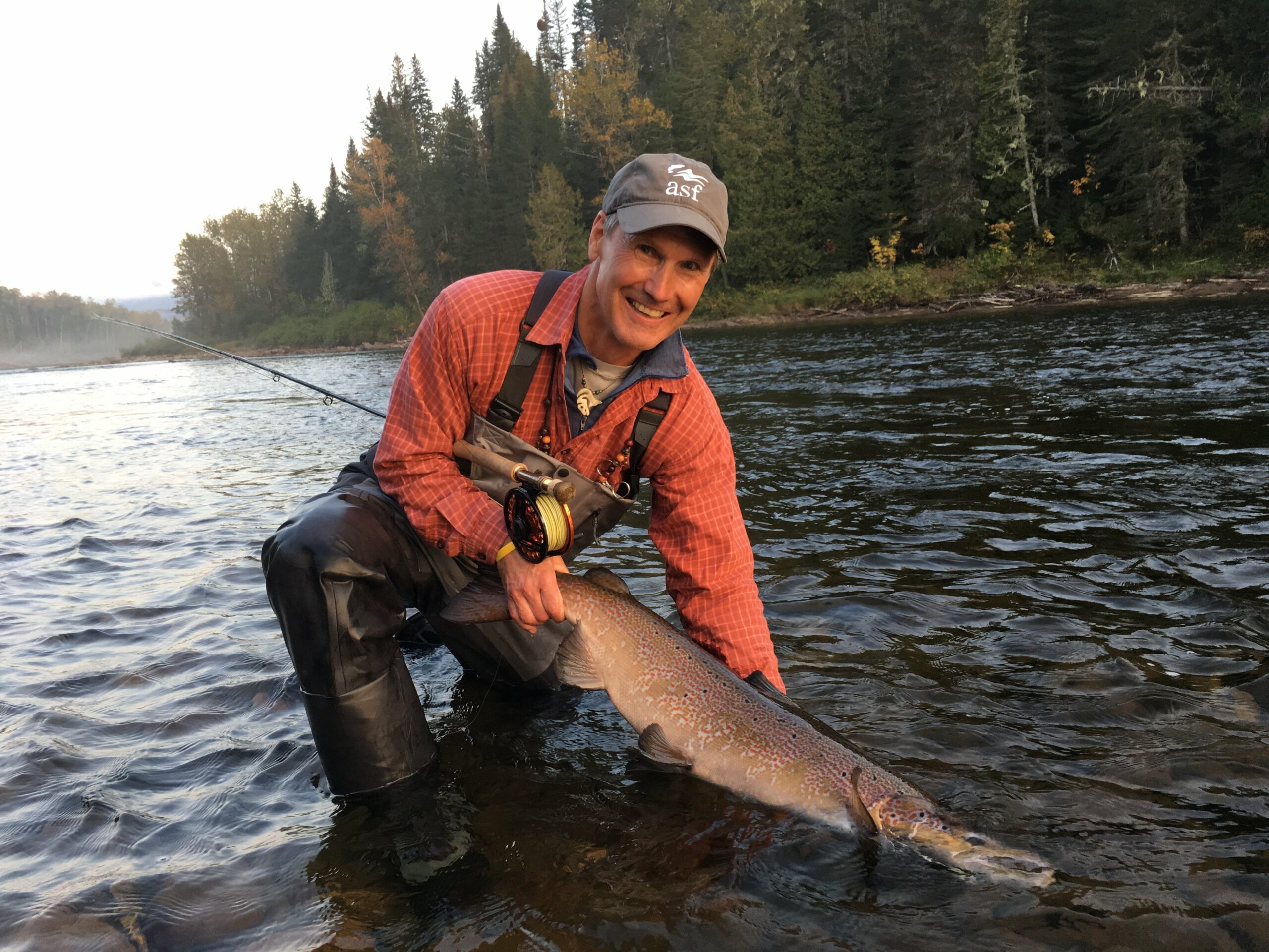Bill_Taylor_Releases_a_20_lb__Salmon_on_the_Cascap_SlKitnbRwPhOd-Z-3lQ3Pct18q0ABlZBh_rgb_l-scaled